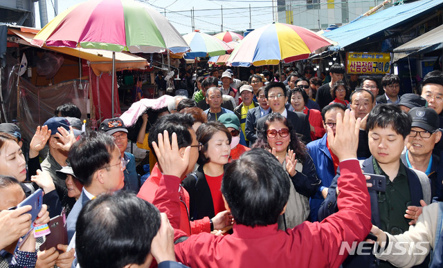 【부산=뉴시스】 하경민 기자 = 황교안 자유한국당 대표가 7일 오전 부산 중구 자갈치시장에서 '국민 속으로 민생투쟁 대장정' 출정 기자회견을 한 뒤 시장을 돌며 상인 등과 인사하고 있다. 2019.05.07. yulnetphoto@newsis.com