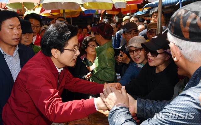 【부산=뉴시스】 하경민 기자 = 황교안 자유한국당 대표가 7일 오전 부산 중구 자갈치시장에서 '국민 속으로 민생투쟁 대장정' 출정 기자회견을 한 뒤 시장을 돌며 상인, 시민 등과 인사하고 있다. 2019.05.07.  yulnetphoto@newsis.com