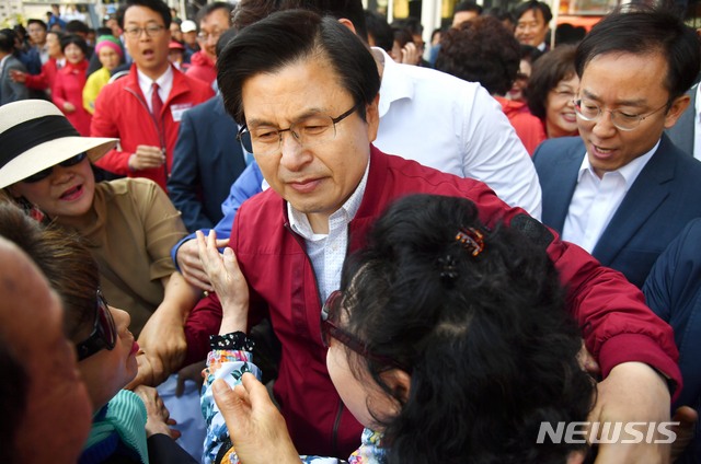 【부산=뉴시스】 하경민 기자 = 황교안 자유한국당 대표가 7일 오전 부산 중구 자갈치시장에서 '국민 속으로 민생투쟁 대장정' 출정 기자회견을 마무리한 뒤 지지자들에게 둘러싸여 울먹이고 있다. 2019.05.07. yulnetphoto@newsis.com