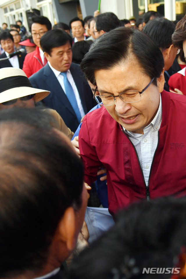 【부산=뉴시스】 하경민 기자 = 황교안 자유한국당 대표가 7일 오전 부산 중구 자갈치시장에서 '국민 속으로 민생투쟁 대장정' 출정 기자회견을 마무리한 뒤 지지자들에게 둘러싸여 울먹이고 있다. 2019.05.07. yulnetphoto@newsis.com