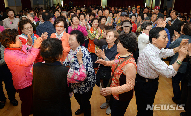 【대구=뉴시스】우종록 기자 = 어버이날을 하루 앞둔 7일 오후 대구 달성군 노인복지관에서 열린 어버이날 기념식 행사에서 어르신들이 흥겨운 음악에 맞춰 춤을 추며 즐거운 시간을 보내고 있다. 2019.05.07. wjr@newsis.com
