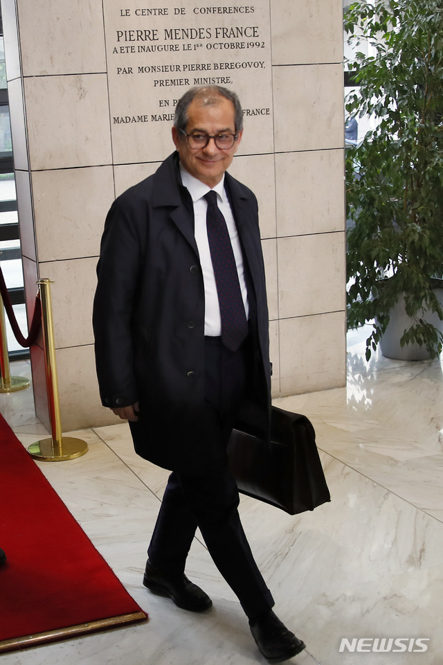 【파리=AP/뉴시스】 조반니 트리아 이탈리아 재무장관은 유럽연합(EU) 집행위에 서한을 보내 "2020년 예산안은 EU의 안정 및 성장에 관한 협약(SGP)을 준수할 것"이라고 밝혔다. 사진은 지난달 7일 프랑스 파리에서 열린 파리 포럼에 참석한 트리아 장관. 2019.06.01.