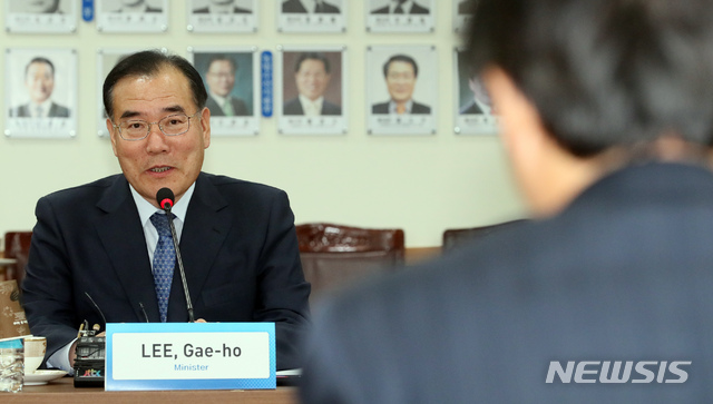 【세종=뉴시스】일본 정부가 12일 한국과 중국 정부를 상대로 후쿠시마산 수산물 수입규제 철폐를 요청했다고 NHK가 보도했다. 사진은 이개호 농림축산식품부 장관이 지난 7일 정부세종청사에서 한창푸(韩长赋) 중국 농업농촌부 부장과 아프리카돼지열병 대응 협력 등을 주제로 면담하는 모습. 2019.05.07.  ppkjm@newsis.com