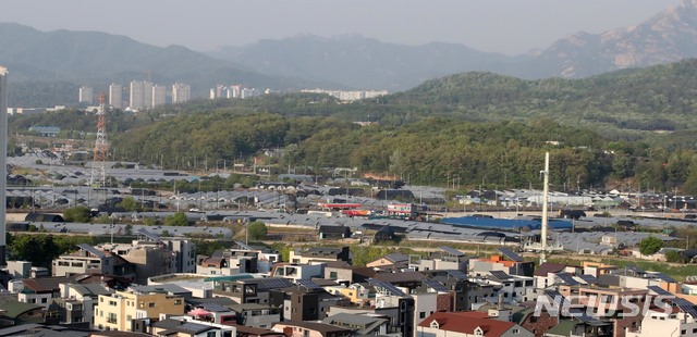 【고양=뉴시스】 고범준 기자 = 정부가 고양시 창릉동과 부천시 대장동을 3기 신도시로 추가 선정했다.국토교통부는 '수도권 주택 30만호 공급안-제3차 신규택지 추진 계획'을 발표, 3기 신도시는 고양시 창릉동(813만㎡·3만8000가구), 부천시 대장동(343만㎡·2만가구)으로 결정됐다. 사진은 7일 오후 경기도 고양시 창릉동 일대 모습. 2019.05.07. bjko@newsis.com