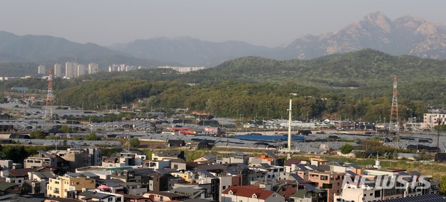 【고양=뉴시스】 고범준 기자 = 정부가 고양시 창릉동과 부천시 대장동을 3기 신도시로 추가 선정했다.국토교통부는 '수도권 주택 30만호 공급안-제3차 신규택지 추진 계획'을 발표, 3기 신도시는 고양시 창릉동(813만㎡·3만8000가구), 부천시 대장동(343만㎡·2만가구)으로 결정됐다. 사진은 7일 오후 경기도 고양시 창릉동 일대 모습. 2019.05.07. bjko@newsis.com