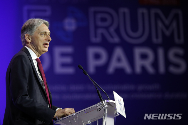 【파리=AP/뉴시스】 필립 해먼드 영국 재무장관은 20일(현지시간) 아무런 협상 없이 유럽연합을 떠나는 일은 "국민에 대한 배신"이라며 의원들을 향해 경고했다. 사진은 지난 7일 프랑스 파리 포럼(Paris Forum)에서 연설 중인 해먼드 장관. 2019.05.21.