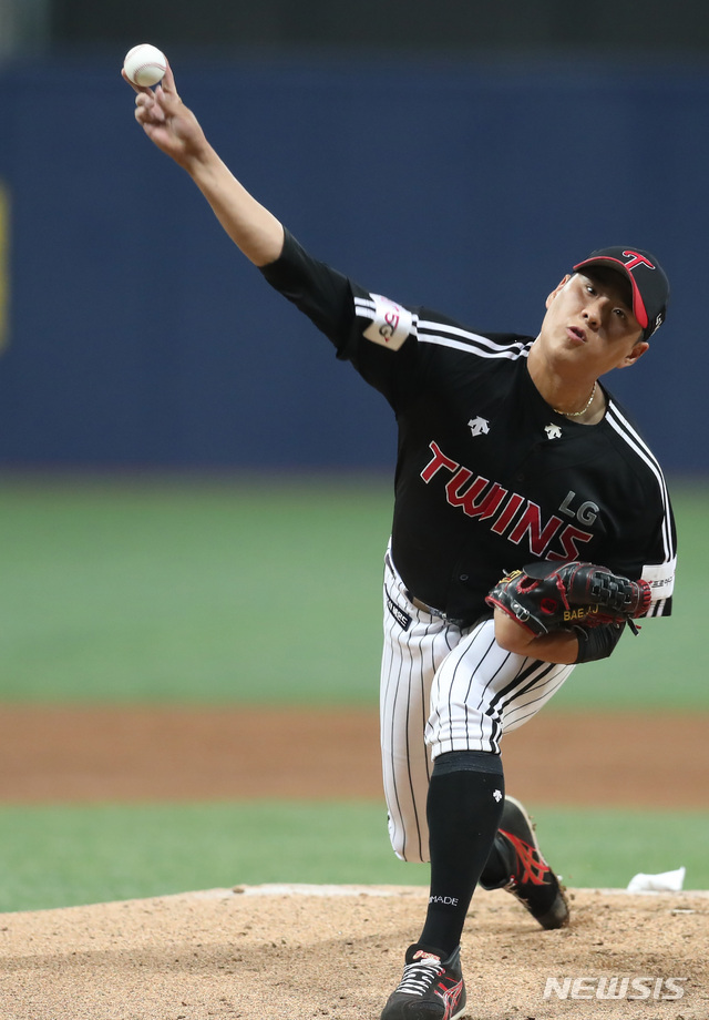 【서울=뉴시스】이영환 기자 = 7일 오후 서울 구로구 고척스카이돔에서 열린 2019 KBO리그 키움 히어로즈 대 LG 트윈스의 경기, 1회말 LG 선발 배재준이 공을 던지고 있다. 2019.05.07. 20hwan@newsis.com