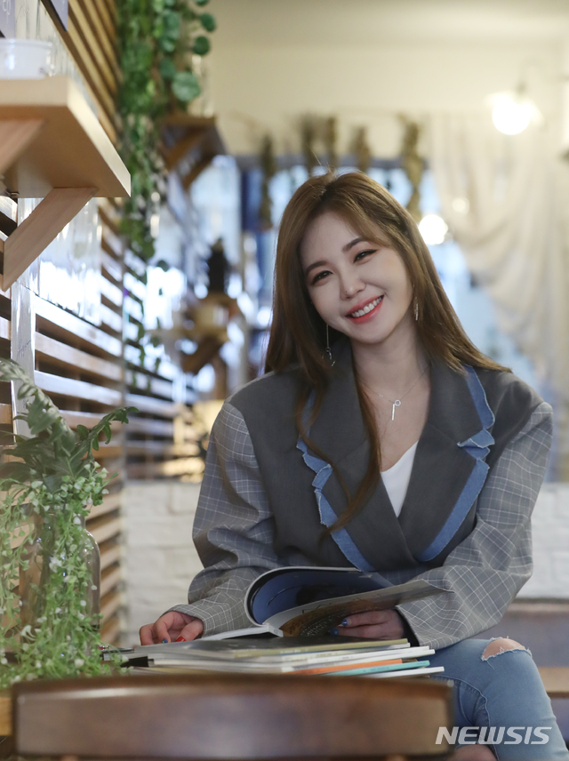 【서울=뉴시스】조수정 기자 = 연극 '보잉보잉' 배우 강예빈이 7일 오후 서울 동숭동 카페 슬로스텝에서 뉴시스와 인터뷰에 앞서 포즈를 취하고 있다. 2019.05.07. chocrystal@newsis.com