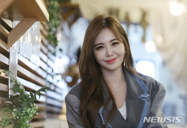 【서울=뉴시스】조수정 기자 = 연극 '보잉보잉' 배우 강예빈이 7일 오후 서울 동숭동 카페 슬로스텝에서 뉴시스와 인터뷰에 앞서 포즈를 취하고 있다. 2019.05.07. chocrystal@newsis.com