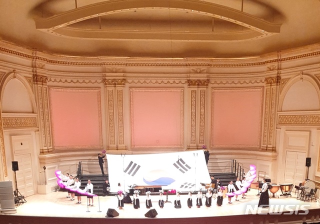 【가평=뉴시스】 문영일 기장 = 경기 가평군은 가평소년소녀합창단이 참여한 뉴욕 카네기 아이작스턴홀 3·1절 100주년 기념음악회 공연에서 무궁화꽃이 피고 태극기가 펼쳐졌다고 8일 밝혔다. 2019.05.08. (사진=가평군청 제공)photo@newsis.com