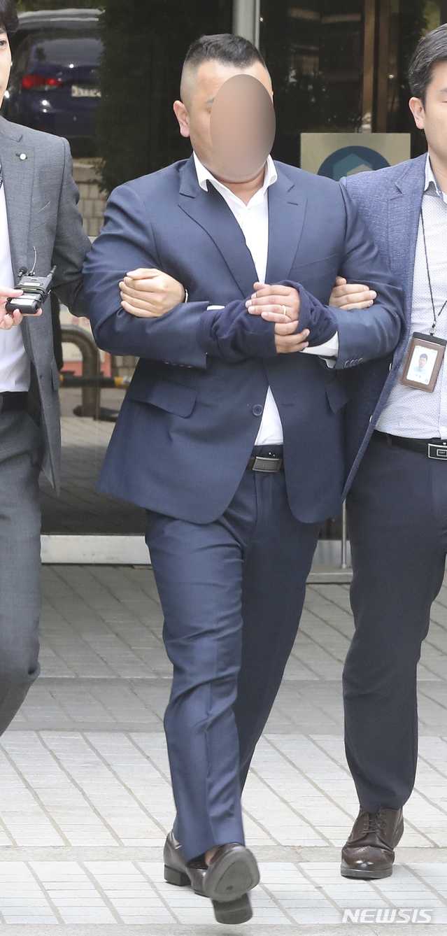 【서울=뉴시스】최진석 기자 = 강남 클럽의 미성년자 출입 사건을 무마해주는 대가로 금품을 수수한 혐의를 받고 있는 경찰 A 씨가 지난 5월8일 서울 서초구 서울중앙지방법원에서 구속전피의자심문(영장실질심사)을 받은 뒤 차량으로 이동하고 있다. 2019.05.08. myjs@newsis.com