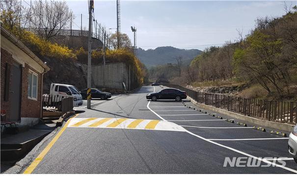 【서울=뉴시스】서울 관악구는 관악산에 위치한 구민 체육활동 시설인 제2구민운동장의 주차장 확대 공사를 실시했다고 8일 밝혔다. 2019.05.08. (사진=관악구 제공)