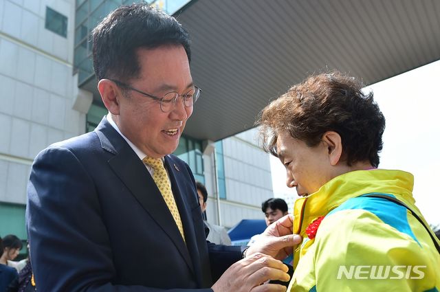 【인천=뉴시스】 함상환 기자= 8일 인천시가 인천노인종합문화회관에서 '어버이날 기념행사'를 개최한 가운데 박남춘 인천시장이 한 어르신에게 카네이션을 달아주고 있다. 2019.05.08. (사진=인천시 제공) hsh3355@newsis.com