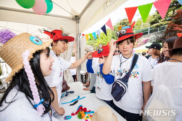 【서울=뉴시스】'제10회 아이소리 축제' 중 모자 만들기 (사진=파라다이스그룹 제공)