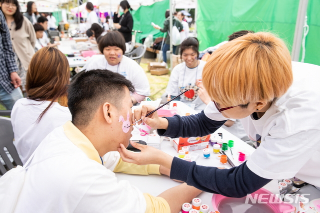 【서울=뉴시스】'제10회 아이소리 축제' 중 페이스 페인팅 체험 (사진=파라다이스그룹 제공)