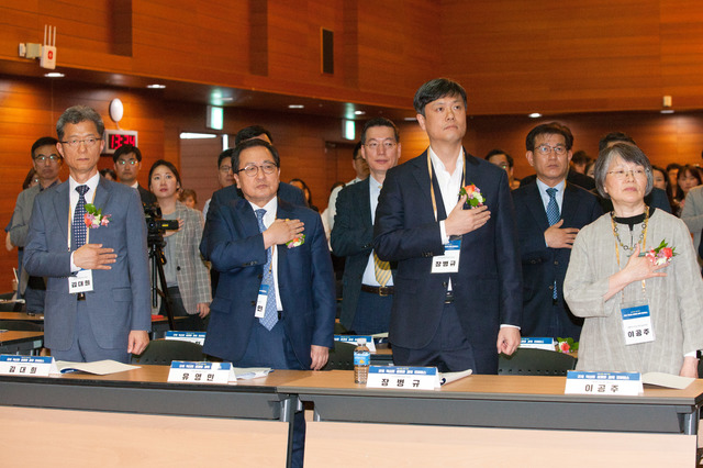 【서울=뉴시스】4차산업혁명위원회와 정보통신정책연구원이 8일 오후 서울 중구 포스트타워 대회의장에서 '규제 혁신의 성과와 과제 컨퍼런스'를 개최했다. 사진은 왼쪽부터 김대희 정보통신정책연구원장, 유영민 과학기술정보통신부 장관, 장병규 4차산업혁명위원회 위원장, 이공주 대통령비서실 과학기술보좌관. (사진=4차산업혁명위원회 제공)