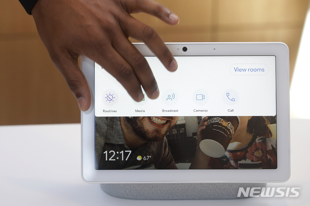 【마운틴뷰=AP/뉴시스】구글이 7일(현지시간) 미 캘리포니아주 마운틴뷰 쇼어라인 앰피시어터에서 '2019 구글 I/O(연례 개발자회의)'를 열고 인공지능(AI) 스피커 '네스트 허브 맥스'(Nest Hub Max)를 시연하고 있다. 2019.05.08.