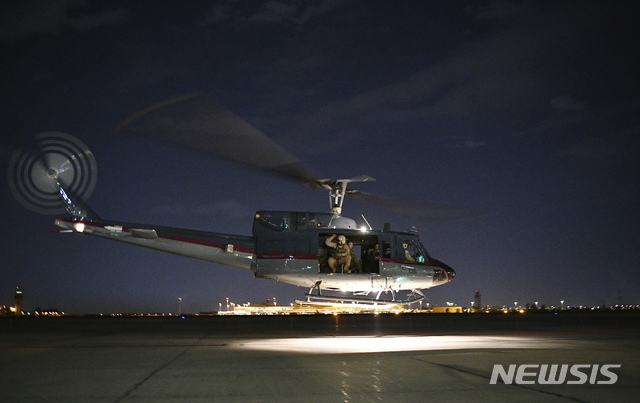 [바그다드= AP/뉴시스] 지난 해 5월 7일 마이크 폼페이오 미 국무장관이 탄 헬리콥터가 바그다드 국제공항에 착륙하고 있다. 바그다드주재 미국 대사관에 대한 시위대의 습격 이후 3일(현지시간)에는 이 공항에 로켓포탄이 날아들어 4명이 죽고 차량들이 불탔다고 이라크 보안군이 발표했다.&nbsp; 
