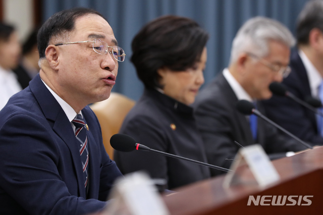 【서울=뉴시스】이윤청 기자 = 홍남기 경제부총리 겸 기획재정부 장관이 8일 오전 서울 종로구 정부서울청사 영상회의실에서 열린 경제활력대책회의에서 모두발언하고 있다. 2019.05.08.&nbsp; radiohead@newsis.com