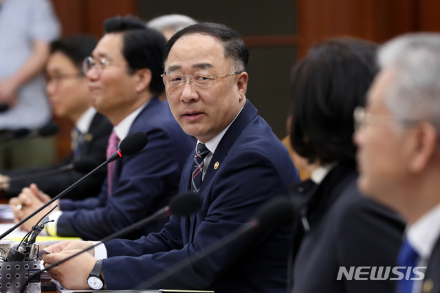 【서울=뉴시스】이윤청 기자 = 홍남기 경제부총리 겸 기획재정부 장관이 8일 오전 서울 종로구 정부서울청사 영상회의실에서 열린 경제활력대책회의에서 모두발언하고 있다. 2019.05.08.&nbsp; radiohead@newsis.com