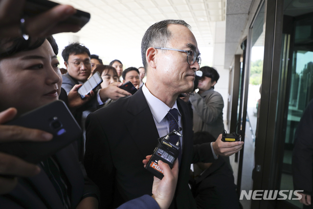 【서울=뉴시스】최진석 기자 = 문무일 검찰총장이 8일 오전 서울 서초구 대검찰청 청사로 출근하며 취재진의 질문을 듣고 있다. 2019.05.08.&nbsp; myjs@newsis.com