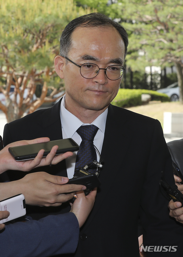 【서울=뉴시스】최진석 기자 = 문무일 검찰총장이 8일 오전 서울 서초구 대검찰청 청사로 출근하며 취재진의 질문을 듣고 있다. 2019.05.08.&nbsp; myjs@newsis.com