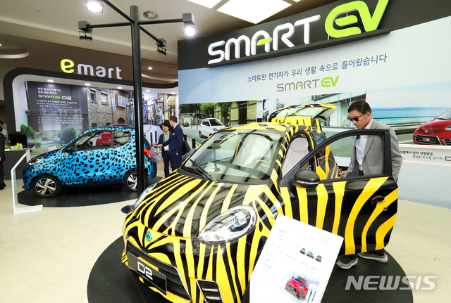 [서귀포=뉴시스]우장호 기자 = 이마트에서 구매할 수 있는 초소형 전기차 D2가 전시되고 있다. 2019.05.08. woo1223@newsis.com 이 사진은 기사와 직접적인 관련 없음.