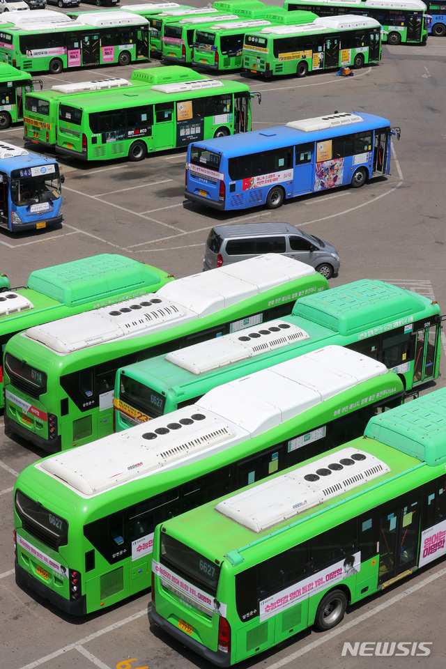 【서울=뉴시스】배훈식 기자 = 주 52시간 시행에 따른 전국 11개 광역자치단체 노선버스 노동조합 파업 찬반 투표가 시작된 8일 오전 서울 양천구의 한 버스 차고지에 노선버스들이 줄지어 서 있다. 2019.05.08. dahora83@newsis.com