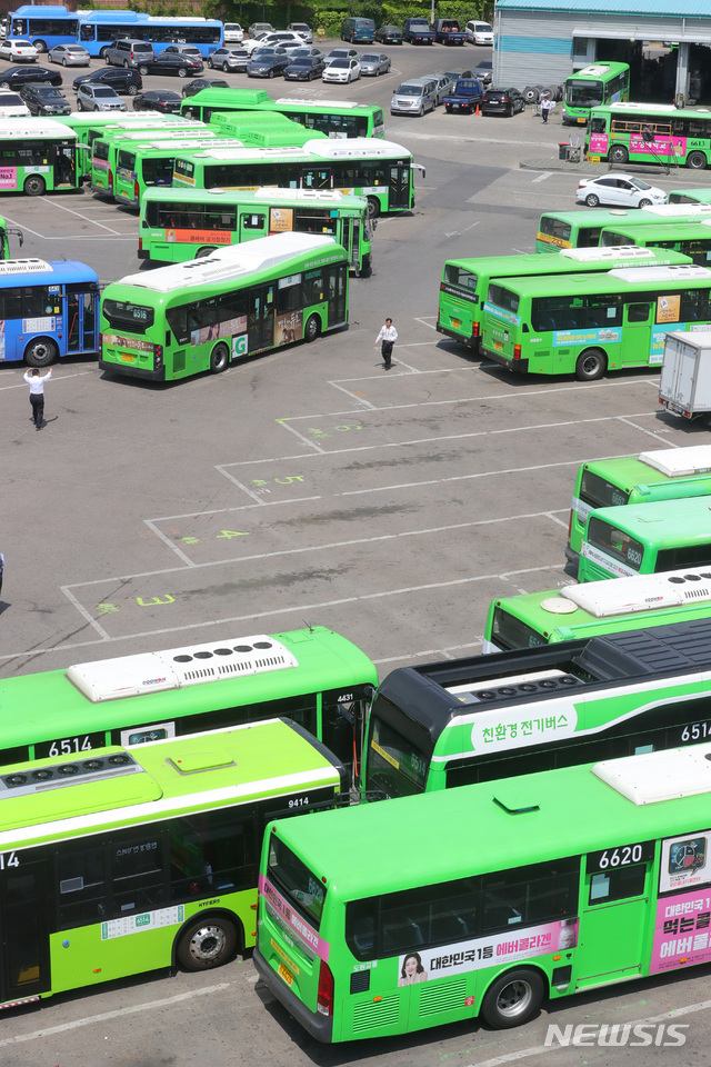 【서울=뉴시스】배훈식 기자 = 주 52시간 시행에 따른 전국 11개 광역자치단체 노선버스 노동조합 파업 찬반 투표가 시작된 8일 오전 서울 양천구의 한 버스 차고지에 노선버스들이 줄지어 서 있다. 2019.05.08. dahora83@newsis.com (사진=뉴시스DB)