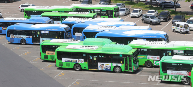 【서울=뉴시스】배훈식 기자 = 주 52시간 시행에 따른 전국 11개 광역자치단체 노선버스 노동조합 파업 찬반 투표가 시작된 8일 오전 서울 양천구의 한 버스 차고지에 노선버스들이 줄지어 서 있다. 2019.05.08. dahora83@newsis.com