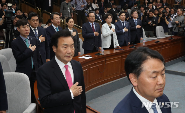 【서울=뉴시스】 고승민 기자 = 8일 여의도 국회에서 바른미래당 의원총회가 열린 가운데 바른미래당 의원들이 국민의례를 하고 있다. 2019.05.08.&nbsp; photo@newsis.com 