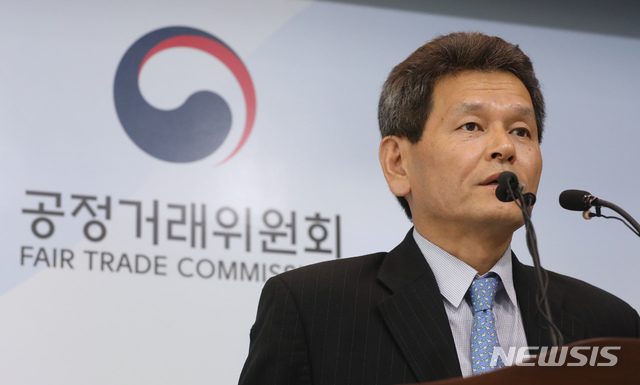 【세종=뉴시스】강종민 기자 = 김성삼 공정거래위원회 기업집단국장이 8일 오후 정부세종청사에서 당초 10일로 예정됐던 2019년도 공시대상기업집단 지정 일자를 한진그룹이 차기 동일인 변경신청서를 제출하지 않아 15일로 연기한다고 밝히고 있다. 2019.05.08. ppkjm@newsis.com