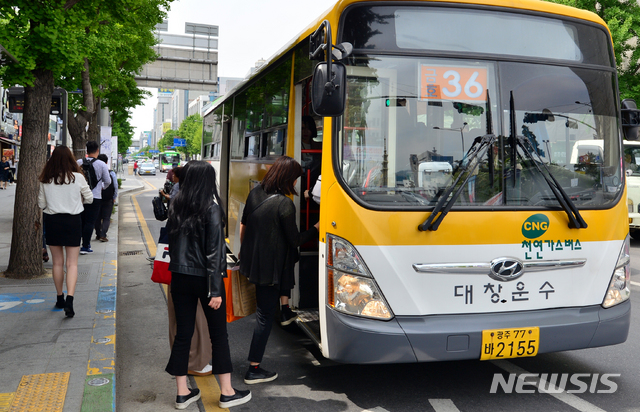 【광주=뉴시스】변재훈 기자 = 광주 시내버스 노조와 운수업체 간 임금협상이 결렬돼 지방노동위원회 1차 조정이 열린 8일 오후 광주 동구 한 버스정류장에서 시민들이 버스에 탑승하고 있다. 2019.05.08. wisdom21@newsis.com