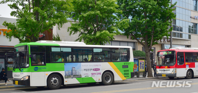 【광주=뉴시스】변재훈 기자 = 광주 시내버스 노조와 운수업체 간 임금협상 결렬로 지방노동위원회 1차 조정이 열린 8일 오후 광주 동구 한 버스정류장에 시내버스들이 정차하고 있다. 2019.05.08.&nbsp; wisdom21@newsis.com
