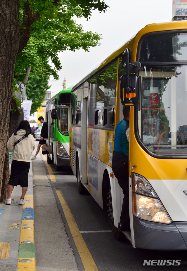 【광주=뉴시스】변재훈 기자 = 광주 시내버스 노조와 운수업체 간 임금협상 결렬로 지방노동위원회 1차 조정이 열린 8일 오후 광주 동구 한 버스정류장에 시내버스들이 정차하고 있다. 2019.05.08.&nbsp; wisdom21@newsis.com