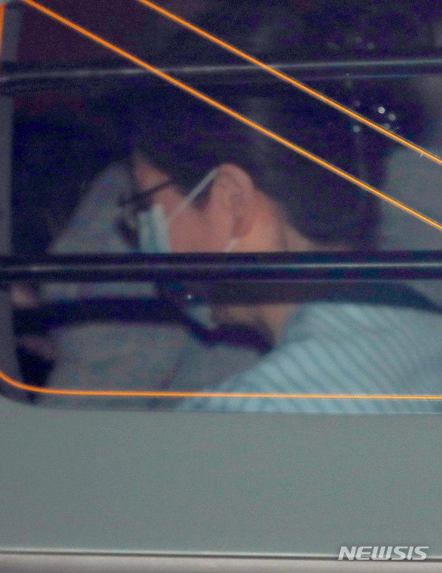 【서울=뉴시스】 고범준 기자 = 박근혜 전 대통령이 지난 5월8일 오후 서울 서초구 강남성모병원에서 호송차를 타고 서울구치소로 향하고 있다. 2019.05.08. bjko@newsis.com