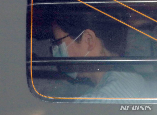 【서울=뉴시스】 고범준 기자 = 박근혜 전 대통령이 형집행정지 신청 불허 이후 처음으로 외부 병원 진료를 받고 8일 오후 서울 서초구 강남성모병원에서 호송차를 타고 서울구치소로 향하고 있다. 2019.05.08.&nbsp; bjko@newsis.com 