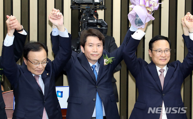 【서울=뉴시스】이종철 기자 = 8일 오후 서울 여의도 국회에서 열린 더불어민주당 제4기 원내대표 선출을 위한 의원총회에서 새 원내대표로 당선된 이인영 의원이 이해찬 대표와 홍영표 전 원내대표와 손을 들고 있다. 2019.05.08.&nbsp; jc4321@newsis.com