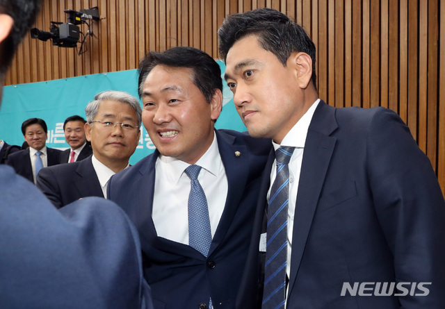 【서울=뉴시스】 박영태 기자 = 8일 서울 여의도 국회에서 열린 바른미래당 의원총회를 끝낸 김관영 원내대표가 오신환 의원과 어깨동무를 하며 환하게 웃고 있다. 2019.05.08.&nbsp; since1999@newsis.com