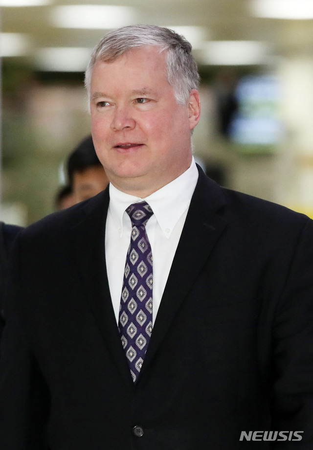 【서울=뉴시스】박미소 기자 = 스티븐 비건 미국 국무부 대북정책특별대표가 8일 오후 서울 강서구 김포공항을 통해 입국하고 있다.&nbsp;&nbsp; 스티븐 비건 특별대표는 9∼10일 이도훈 외교부 한반도평화교섭본부장과 비핵화 및 남북관계 한미 워킹 그룹을 열고 북미 비핵화 협상 재개 방안을 모색하기 위해 청와대를 방문할 예정이라고 알려졌다. 2019.05.08.&nbsp; misocamera@newsis.com