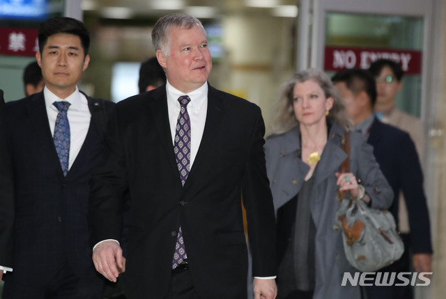【서울=뉴시스】박미소 기자 = 스티븐 비건 미국 국무부 대북정책특별대표가 8일 오후 서울 강서구 김포공항을 통해 입국하고 있다.&nbsp;&nbsp; 스티븐 비건 특별대표는 9∼10일 이도훈 외교부 한반도평화교섭본부장과 비핵화 및 남북관계 한미 워킹 그룹을 열고 북미 비핵화 협상 재개 방안을 모색하기 위해 청와대를 방문할 예정이라고 알려졌다. 2019.05.08.&nbsp; misocamera@newsis.com