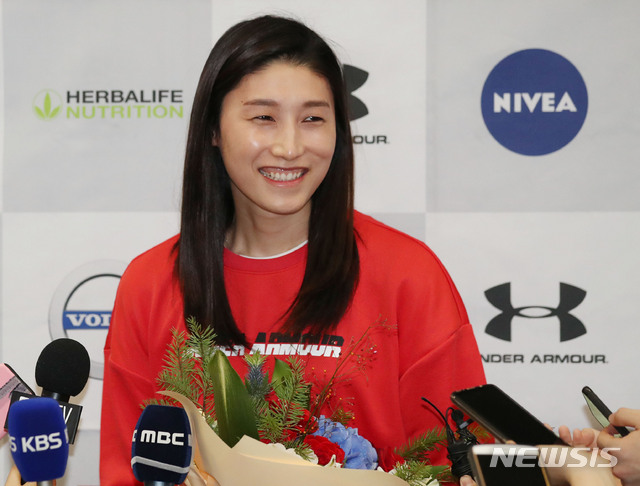 【인천공항=뉴시스】김진아 기자 = '배구 여제' 김연경이 8일 오후 인천국제공항을 통해 귀국하던 중 취재진의 질문을 받고 있다. 김연경은 2018-2019 터키 여자프로배구 챔피언결정전을 준우승으로 시즌을 마쳤으며, 휴식 후 2020 도쿄올림픽 출전권 확보를 위해 대표팀에 합류할 계획이다. 2019.05.08.&nbsp; bluesoda@newsis.com