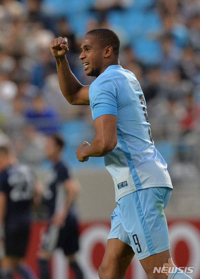 【대구=뉴시스】우종록 기자 = 8일 오후 대구 북구 고성동 DGB대구은행파크에서 열린 2019 아시아축구연맹(AFC) 챔피언스리그 F조 조별리그 5차전 대구FC 대 멜버른 빅토리 경기, 대구 에드가가 전반 패널티 킥을 성공시킨 뒤 기뻐하고 있다. 2019.05.08.wjr@newsis.com