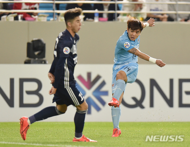 【대구=뉴시스】우종록 기자 = 8일 오후 대구 북구 고성동 DGB대구은행파크에서 열린 2019 아시아축구연맹(AFC) 챔피언스리그 F조 조별리그 5차전 대구FC 대 멜버른 빅토리 경기, 대구 김대원이 멜버른 문전으로 슛을 하고 있다. 2019.05.08.wjr@newsis.com
