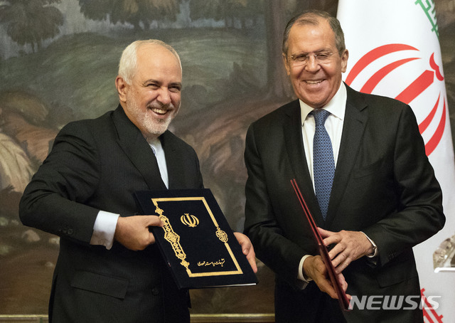 러시아의 라브로프 외무장관(오른쪽)과 이란의 자리프 외무장관이 8일 모스크바에서 합의문서 교환 후 포즈를 취하고 있다 AP