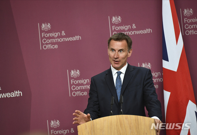 【런던=AP/뉴시스】 제러미 헌트 영국 외무장관이 지난 5월 8일(현지시간) 마이크 폼페이오 미 국무장관과 함께 연 공동기자회견에서 기자들의 질문에 답하고 있다.