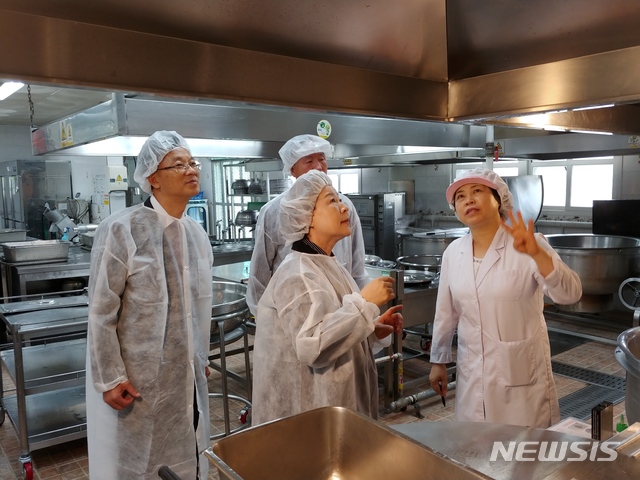 '붉은 수돗물' 대체급식 중학생 13명 집단식중독 의심 