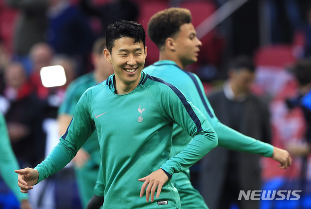 【암스테르담=AP/뉴시스】토트넘이 9일 오전 4시(한국시간) 네덜란드 암스테르담의 요한 크루이프 아레나에서 열린 아약스(네덜란드)와의 2018~2019 UEFA 챔피언스리그 4강 2차전에서 0-2로 뒤지다가 루카스 모우라의 해트트릭을 앞세워 3-2 역전승을 거뒀다.1·2차전 합계에서 3-3으로 비겼지만 원정 다득점 원칙에 따라 토트넘이 결승에 올랐다. 창단 이후 첫 챔피언스리그 결승 진출이다. 손흥민은 박지성에 이어 한국 선수로는 역대 두 번째로 챔피언스리그 결승 무대를 밟게 됐다.