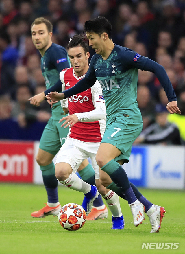 【암스테르담=AP/뉴시스】토트넘이 9일 오전 4시(한국시간) 네덜란드 암스테르담의 요한 크루이프 아레나에서 열린 아약스(네덜란드)와의 2018~2019 UEFA 챔피언스리그 4강 2차전에서 0-2로 뒤지다가 루카스 모우라의 해트트릭을 앞세워 3-2 역전승을 거뒀다.1·2차전 합계에서 3-3으로 비겼지만 원정 다득점 원칙에 따라 토트넘이 결승에 올랐다. 창단 이후 첫 챔피언스리그 결승 진출이다. 손흥민은 박지성에 이어 한국 선수로는 역대 두 번째로 챔피언스리그 결승 무대를 밟게 됐다. 