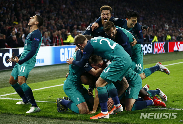 【암스테르담=AP/뉴시스】토트넘이 9일 오전 4시(한국시간) 네덜란드 암스테르담의 요한 크루이프 아레나에서 열린 아약스(네덜란드)와의 2018~2019 UEFA 챔피언스리그 4강 2차전에서 0-2로 뒤지다가 루카스 모우라의 해트트릭을 앞세워 3-2 역전승을 거뒀다.1·2차전 합계에서 3-3으로 비겼지만 원정 다득점 원칙에 따라 토트넘이 결승에 올랐다. 창단 이후 첫 챔피언스리그 결승 진출이다. 모우라의 역전골이 터지자 토트넘 선수들이 기쁨을 만끽하고 있다.